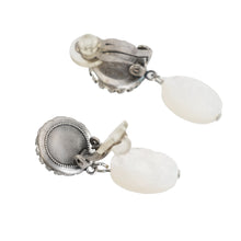 Load image into Gallery viewer, 上品な光沢が美しい白蝶貝のイヤリング
