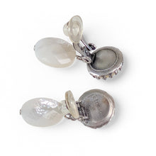 Load image into Gallery viewer, 上品な光沢が美しい白蝶貝のイヤリング