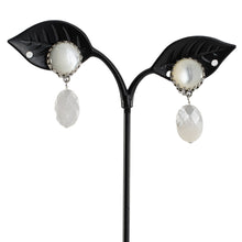 Load image into Gallery viewer, 上品な光沢が美しい白蝶貝のイヤリング