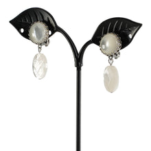 Load image into Gallery viewer, 上品な光沢が美しい白蝶貝のイヤリング