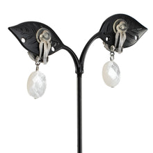 Load image into Gallery viewer, 上品な光沢が美しい白蝶貝のイヤリング