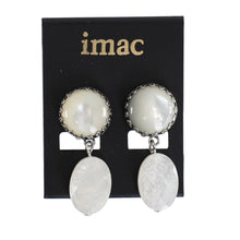 Load image into Gallery viewer, 上品な光沢が美しい白蝶貝のイヤリング