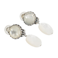 Load image into Gallery viewer, 上品な光沢が美しい白蝶貝のイヤリング