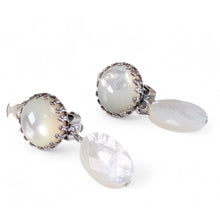 Load image into Gallery viewer, 上品な光沢が美しい白蝶貝のイヤリング