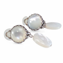 Load image into Gallery viewer, 上品な光沢が美しい白蝶貝のイヤリング