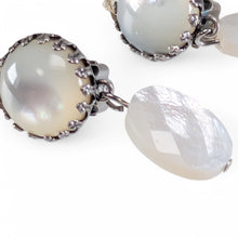 Load image into Gallery viewer, 上品な光沢が美しい白蝶貝のイヤリング
