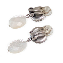Load image into Gallery viewer, 上品な光沢が美しい白蝶貝のイヤリング