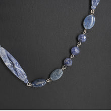画像をギャラリービューアに読み込む, 様々なフォルムの天然石ソーダライトロングネックレス