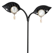 画像をギャラリービューアに読み込む, 上品な光沢が美しい白蝶貝のイヤリング