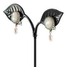 画像をギャラリービューアに読み込む, 上品な光沢が美しい白蝶貝のイヤリング