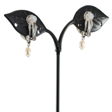 画像をギャラリービューアに読み込む, 上品な光沢が美しい白蝶貝のイヤリング