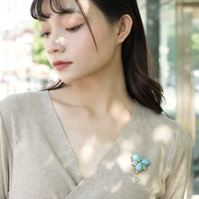 画像をギャラリービューアに読み込む, 上質なボヘミアングラスとスワロフスキークリスタルをふんだんにあしらったブローチ