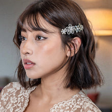 Load image into Gallery viewer, バレッタ ラインストーン グレー ホワイト クリアカラー フラワー 留金6cm 153074