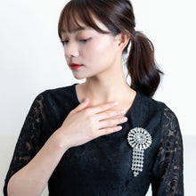 画像をギャラリービューアに読み込む, スワロフスキークリスタルをふんだんにあしらったブローチ