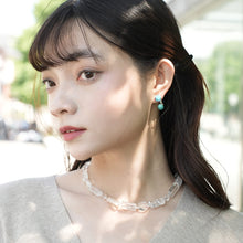 Load image into Gallery viewer, 鮮やかなブルーのターコイズとスワロフスキークリスタルの組み合わせが上品なイヤリング