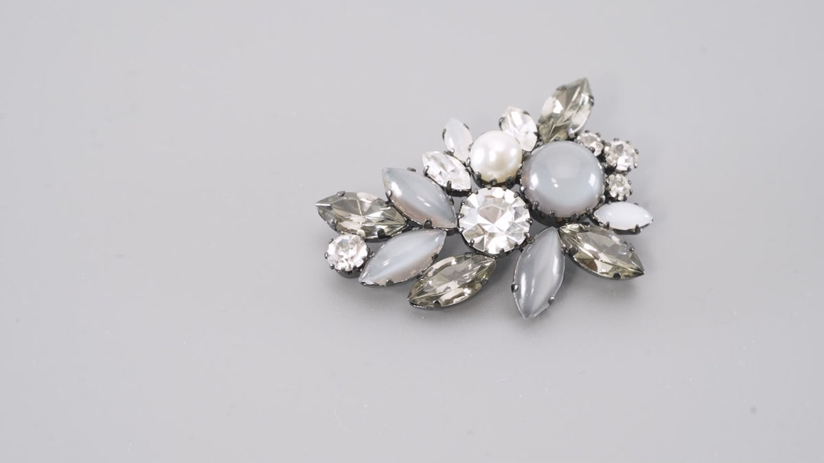 ブローチ ラインストーン ボヘミアングラス パール グレー クリア