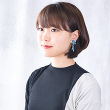 Load image into Gallery viewer, イヤリング ラインストーン ブルー フラワー 084720 メール便