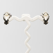 Load image into Gallery viewer, シャープなカッティングが美しいビジューイヤリング