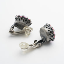 Load image into Gallery viewer, シャープなカッティングが美しいビジューイヤリング