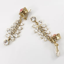 Load image into Gallery viewer, 大粒のピンクとクリアカラーの組み合わせが華やかなイヤリング