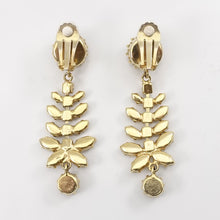 Load image into Gallery viewer, 大粒のピンクとクリアカラーの組み合わせが華やかなイヤリング