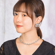 Load image into Gallery viewer, 大粒のラインストーンが煌めくビジューイヤリング