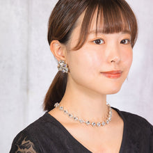 Load image into Gallery viewer, 大粒のラインストーンが煌めくビジューイヤリング