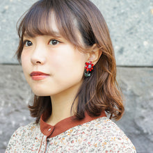 Load image into Gallery viewer, イヤリング ラインストーン レッド グリーン フラワー 092076 メール便