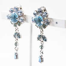 Load image into Gallery viewer, スワロフスキークリスタルがきらめく花モチーフのロングイヤリング