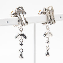 Load image into Gallery viewer, スワロフスキークリスタルがきらめく花モチーフのロングイヤリング