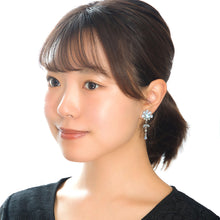 Load image into Gallery viewer, スワロフスキークリスタルがきらめく花モチーフのロングイヤリング
