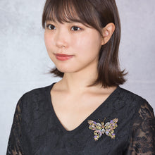 画像をギャラリービューアに読み込む, 蝶々モチーフのラインストーンブローチ