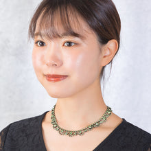 画像をギャラリービューアに読み込む, レースのようなデザインに輝くラインストーンが特徴の、オリジナルデザインのネックレス
