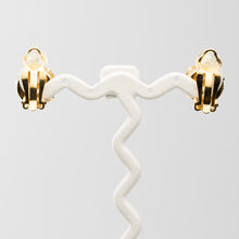 Load image into Gallery viewer, シャープなカッティングが美しいビジューイヤリング