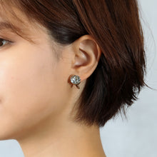 Load image into Gallery viewer, シャープなカッティングが美しいビジューイヤリング