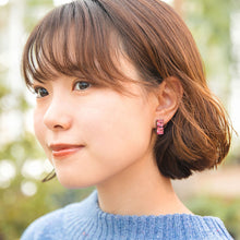 Load image into Gallery viewer, スクエアシェイプのラインストーンが美しく輝くイヤリング