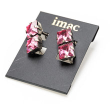 Load image into Gallery viewer, スクエアシェイプのラインストーンが美しく輝くイヤリング