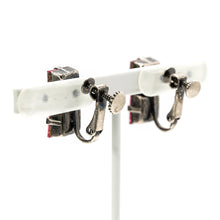 Load image into Gallery viewer, スクエアシェイプのラインストーンが美しく輝くイヤリング