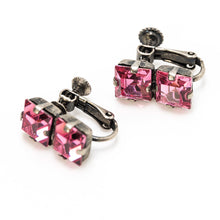 Load image into Gallery viewer, スクエアシェイプのラインストーンが美しく輝くイヤリング