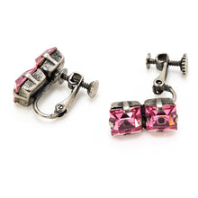 Load image into Gallery viewer, スクエアシェイプのラインストーンが美しく輝くイヤリング