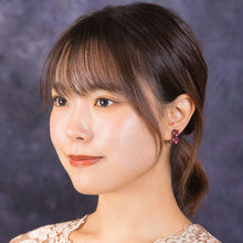 Load image into Gallery viewer, スクエアシェイプのラインストーンが美しく輝くイヤリング