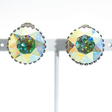Load image into Gallery viewer, 大粒のラインストーンが美しく輝くオーロラカラーのイヤリング