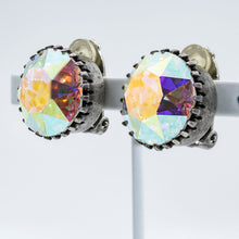 Load image into Gallery viewer, 大粒のラインストーンが美しく輝くオーロラカラーのイヤリング