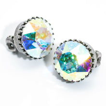 Load image into Gallery viewer, 大粒のラインストーンが美しく輝くオーロラカラーのイヤリング