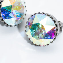 Load image into Gallery viewer, 大粒のラインストーンが美しく輝くオーロラカラーのイヤリング