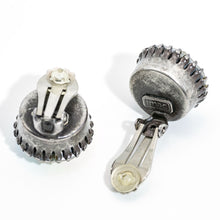 Load image into Gallery viewer, 大粒のラインストーンが美しく輝くオーロラカラーのイヤリング