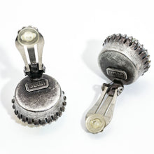 Load image into Gallery viewer, 大粒のラインストーンが美しく輝くオーロラカラーのイヤリング