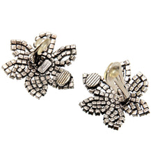 Load image into Gallery viewer, モード感溢れるフラワーモチーフのイヤリング