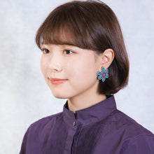 Load image into Gallery viewer, モード感溢れるフラワーモチーフのイヤリング