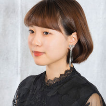 Load image into Gallery viewer, スワロフスキークリスタルをふんだんにあしらった、花モチーフのロングイヤリング